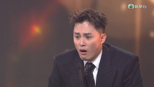 萬千星輝2025|何廣沛入行14年首奪最佳男配角 喜極而泣台上甜蜜多謝另一半
