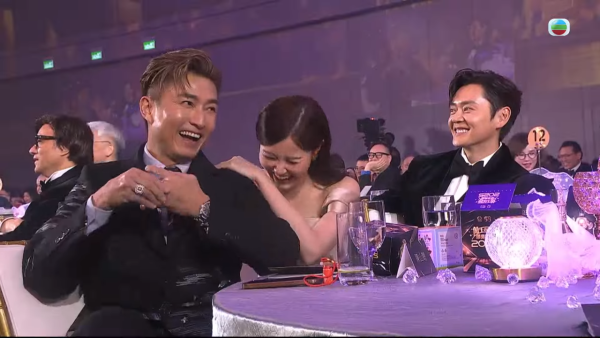 萬千星輝2025｜羅家英頒獎台上斥責周嘉洛「契弟」 當眾公審一行為「好唔安樂」