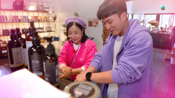 萬千星輝2025｜羅家英頒獎台上斥責周嘉洛「契弟」 當眾公審一行為「好唔安樂」