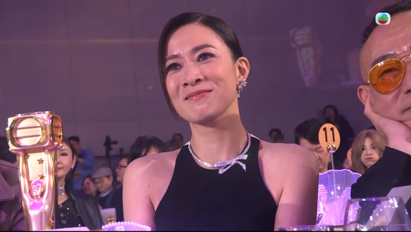 萬千星輝2025｜王敏奕何廣沛奪獎佘詩曼台下反應瘋傳！兩秒鏡頭真實表情惹熱議