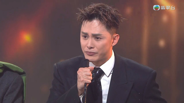 萬千星輝2025｜王敏奕何廣沛奪獎佘詩曼台下反應瘋傳！兩秒鏡頭真實表情惹熱議