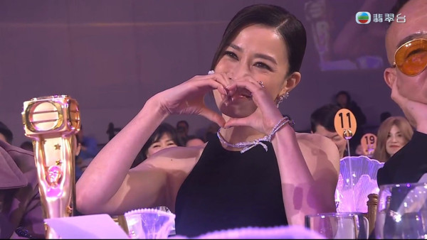 萬千星輝2025｜王敏奕何廣沛奪獎佘詩曼台下反應瘋傳！兩秒鏡頭真實表情惹熱議