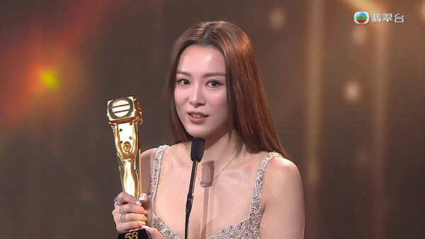 萬千星輝2025｜王敏奕何廣沛奪獎佘詩曼台下反應瘋傳！兩秒鏡頭真實表情惹熱議