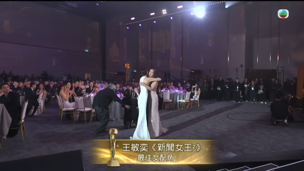 萬千星輝2025｜王敏奕何廣沛奪獎佘詩曼台下反應瘋傳！兩秒鏡頭真實表情惹熱議