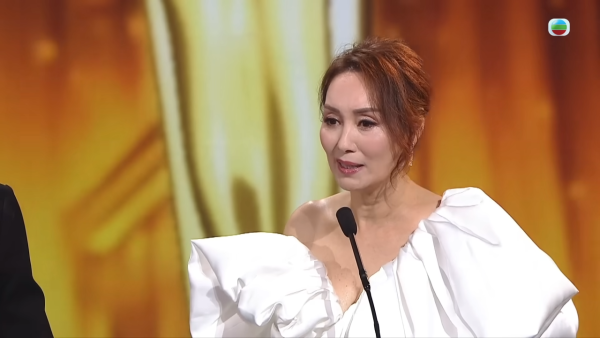 萬千星輝2025｜郭可盈高清鏡頭下真面目現形 濃妝出賣真實年齡惹網民嘆：歲月不饒人