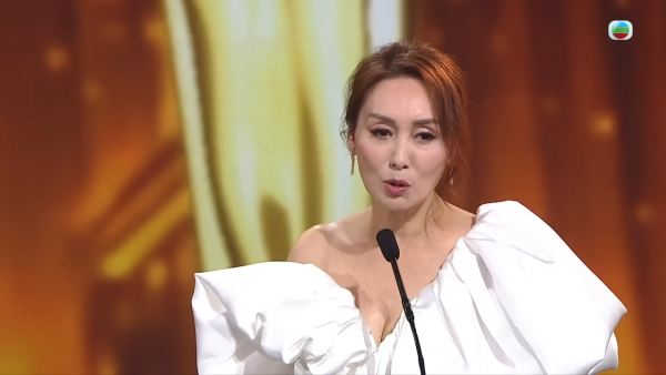 萬千星輝2025｜郭可盈高清鏡頭下真面目現形 濃妝出賣真實年齡惹網民嘆：歲月不饒人