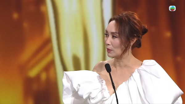 萬千星輝2025｜郭可盈高清鏡頭下真面目現形 濃妝出賣真實年齡惹網民嘆：歲月不饒人