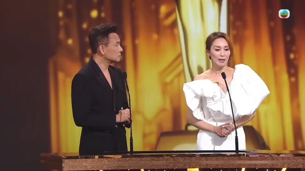 萬千星輝2025｜郭可盈高清鏡頭下真面目現形 濃妝出賣真實年齡惹網民嘆：歲月不饒人