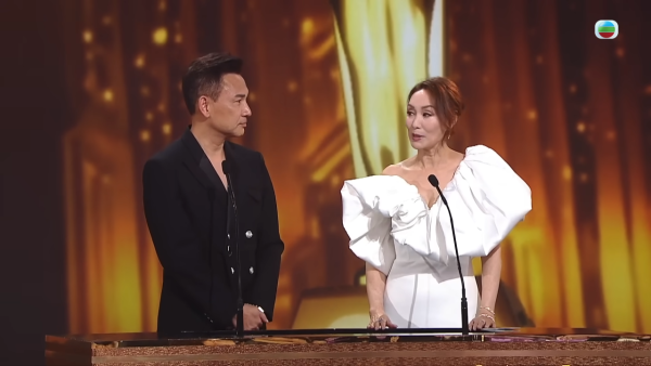 萬千星輝2025｜郭可盈高清鏡頭下真面目現形 濃妝出賣真實年齡惹網民嘆：歲月不饒人