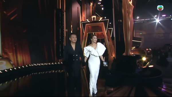 萬千星輝2025｜郭可盈高清鏡頭下真面目現形 濃妝出賣真實年齡惹網民嘆：歲月不饒人