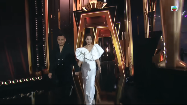 萬千星輝2025｜郭可盈高清鏡頭下真面目現形 濃妝出賣真實年齡惹網民嘆：歲月不饒人