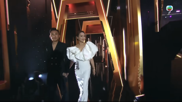 萬千星輝2025｜郭可盈高清鏡頭下真面目現形 濃妝出賣真實年齡惹網民嘆：歲月不饒人