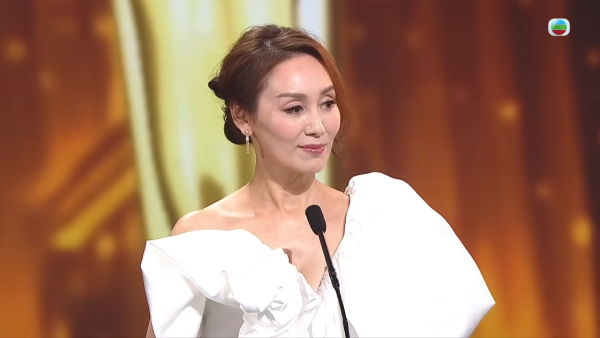 萬千星輝2025｜郭可盈高清鏡頭下真面目現形 濃妝出賣真實年齡惹網民嘆：歲月不饒人