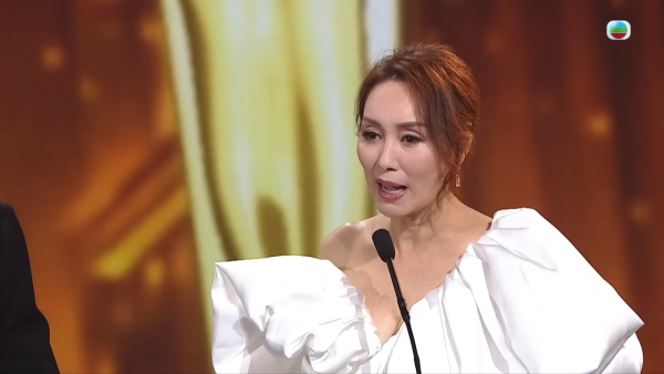 萬千星輝2025｜郭可盈高清鏡頭下真面目現形 濃妝出賣真實年齡惹網民嘆：歲月不饒人