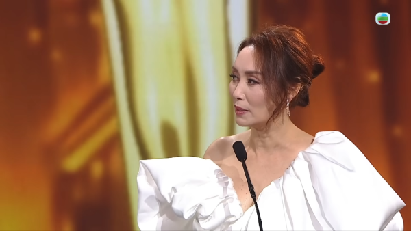 萬千星輝2025｜郭可盈高清鏡頭下真面目現形 濃妝出賣真實年齡惹網民嘆：歲月不饒人