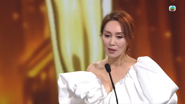 萬千星輝2025｜郭可盈高清鏡頭下真面目現形 濃妝出賣真實年齡惹網民嘆：歲月不饒人