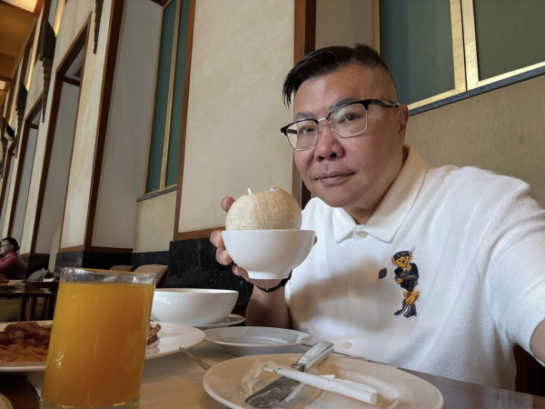 來源:胡慧冲FB 泰國通胡慧冲為慳5位數酒店錢出事!狂嘔5次送院嘆「撞邪」:醫藥費貴如房價