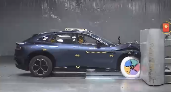 小米汽車撞擊後「甩轆」被嘲豆腐渣！雷軍親揭「丟輪保車」是安全設計：輪胎若不飛走 駕駛者更危險？