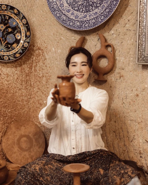 黎姿孖15歲大女激罕齊現身Art Basel！孭13萬愛馬仕罕見款手袋成焦點