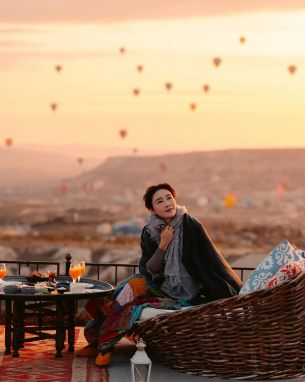 黎姿孖15歲大女激罕齊現身Art Basel！孭13萬愛馬仕罕見款手袋成焦點