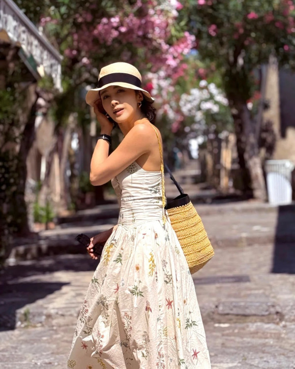 黎姿孖15歲大女激罕齊現身Art Basel！孭13萬愛馬仕罕見款手袋成焦點