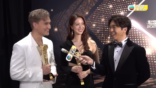 萬千星輝2025｜陳曉華朱敏瀚情侶裝首度合體同框任影唔嬲 贏最佳衣著獎背後原來係一個局？