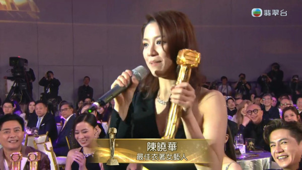 萬千星輝2025｜陳曉華朱敏瀚情侶裝首度合體同框任影唔嬲 贏最佳衣著獎背後原來係一個局？