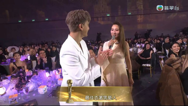 萬千星輝2025｜陳曉華朱敏瀚情侶裝首度合體同框任影唔嬲 贏最佳衣著獎背後原來係一個局？