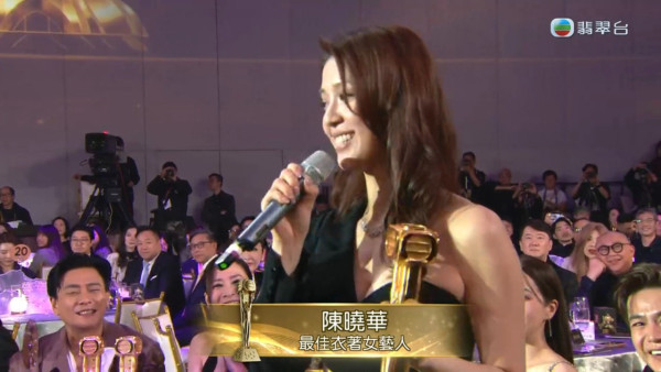 萬千星輝2025｜陳曉華朱敏瀚情侶裝首度合體同框任影唔嬲 贏最佳衣著獎背後原來係一個局？