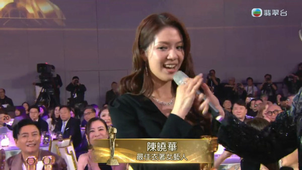 萬千星輝2025｜陳曉華朱敏瀚情侶裝首度合體同框任影唔嬲 贏最佳衣著獎背後原來係一個局？