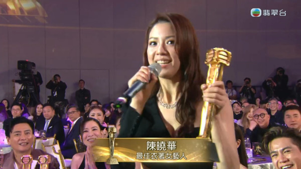 萬千星輝2025｜陳曉華朱敏瀚情侶裝首度合體同框任影唔嬲 贏最佳衣著獎背後原來係一個局？