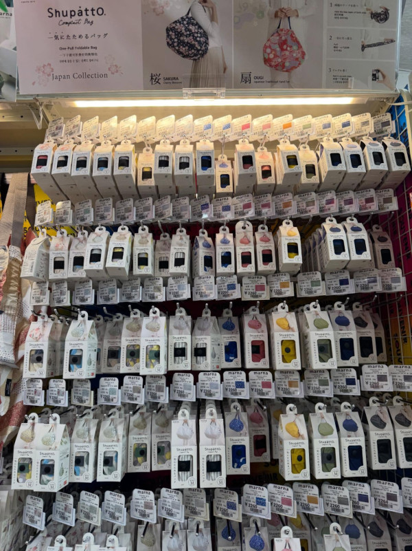 摺環保袋摺到躁？Donki「收納神袋」10秒變整齊！3大優點獲讚　網民回購：人類偉大發明