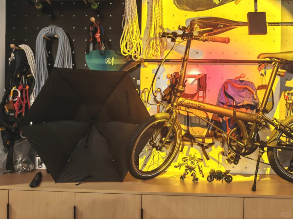 輕過iPhone！Montbell「縮骨遮」得90g爆紅  網民：輕到以為跌咗