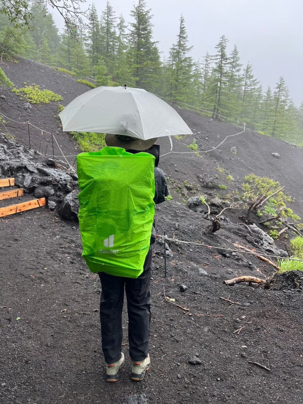 輕過iPhone！Montbell「縮骨遮」得90g爆紅  網民：輕到以為跌咗