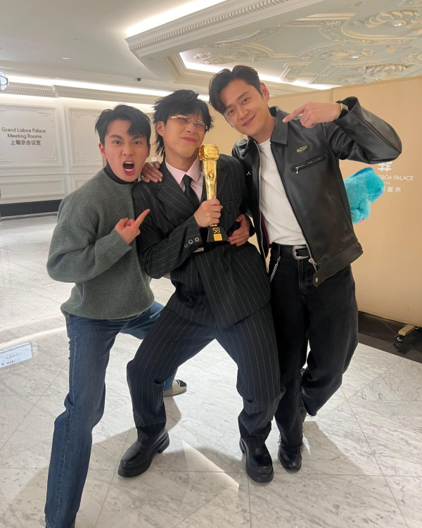 萬千星輝2025｜吳業坤老婆眼濕濕見證老公捱出頭攞獎 真實反應曝光激動狂飆廣東話