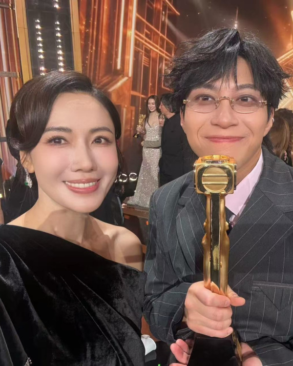 萬千星輝2025｜吳業坤老婆眼濕濕見證老公捱出頭攞獎 真實反應曝光激動狂飆廣東話