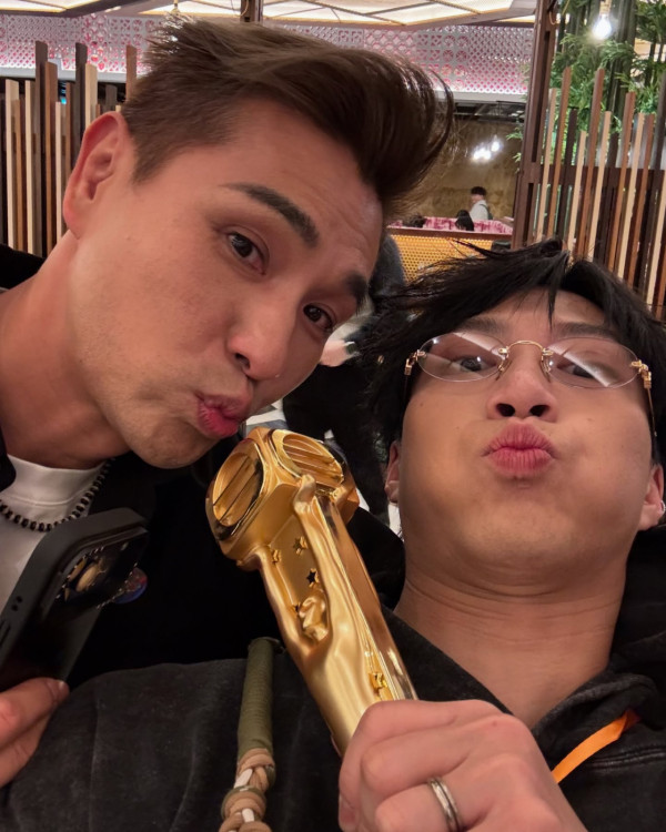 萬千星輝2025｜吳業坤老婆眼濕濕見證老公捱出頭攞獎 真實反應曝光激動狂飆廣東話