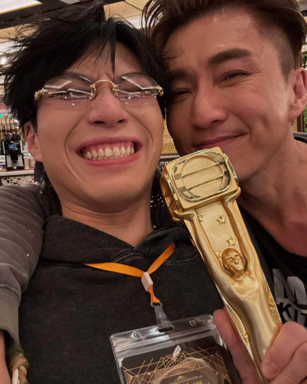 萬千星輝2025|吳業坤老婆眼濕濕見證老公捱出頭攞獎 真實反應曝光激動狂飆廣東話