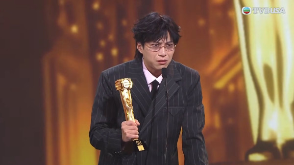 萬千星輝2025|吳業坤老婆眼濕濕見證老公捱出頭攞獎 真實反應曝光激動狂飆廣東話