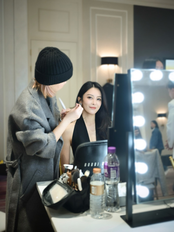 萬千星輝2025丨張曦雯真空性感公開側面相一覽無遺 史上最危險戰衣僅靠一條線固定