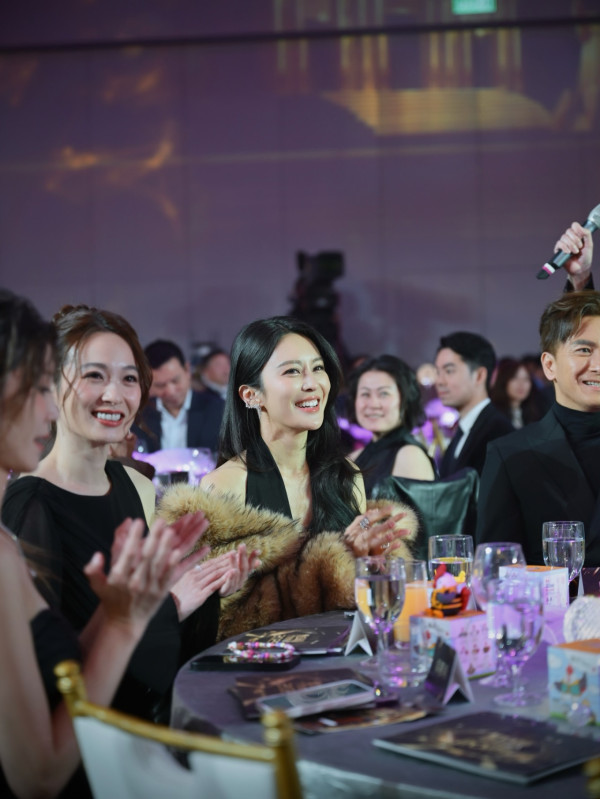 萬千星輝2025丨張曦雯真空性感公開側面相一覽無遺 史上最危險戰衣僅靠一條線固定