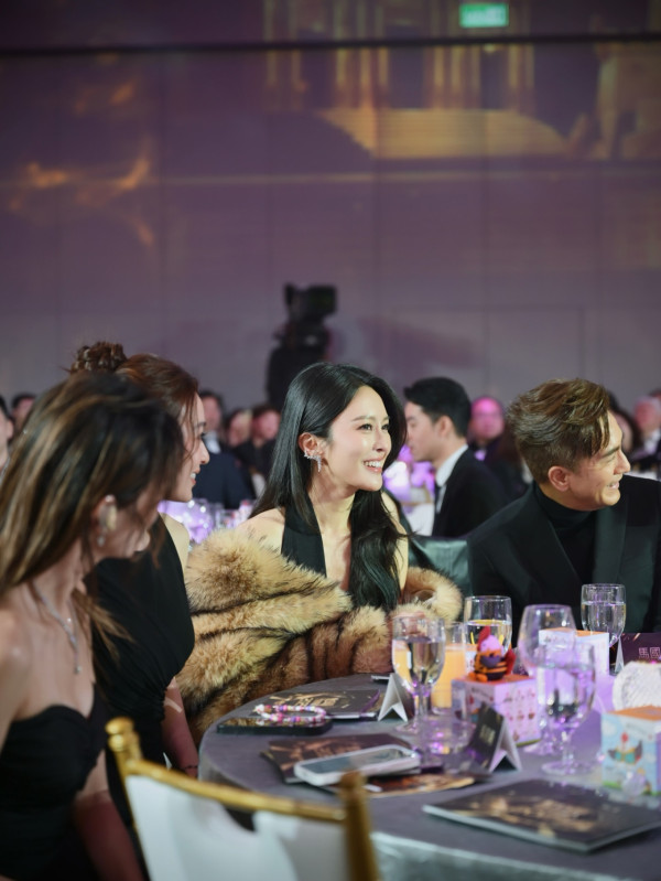 萬千星輝2025丨張曦雯真空性感公開側面相一覽無遺 史上最危險戰衣僅靠一條線固定