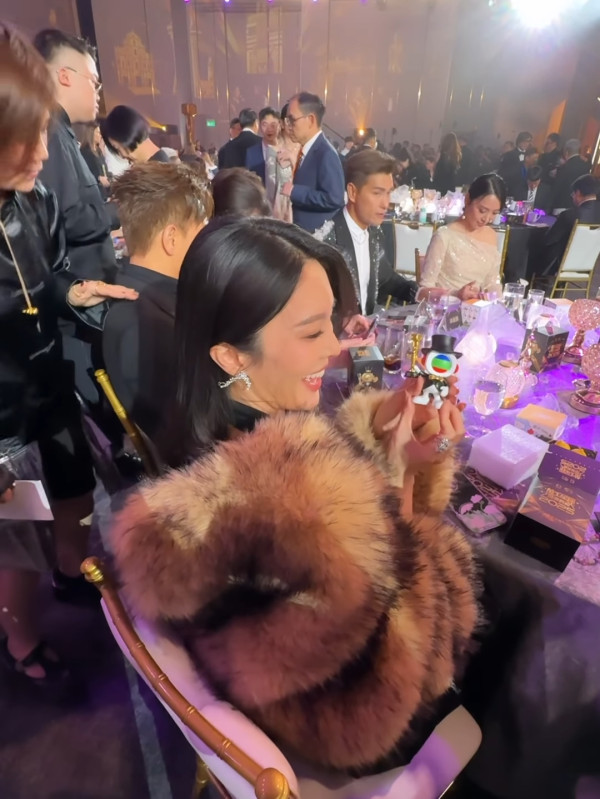 萬千星輝2025丨張曦雯真空性感公開側面相一覽無遺 史上最危險戰衣僅靠一條線固定