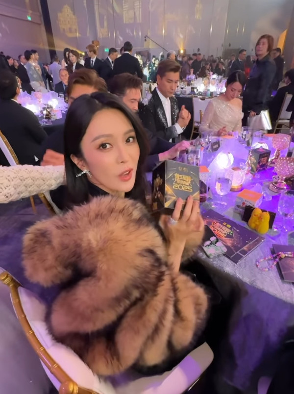 萬千星輝2025丨張曦雯真空性感公開側面相一覽無遺 史上最危險戰衣僅靠一條線固定