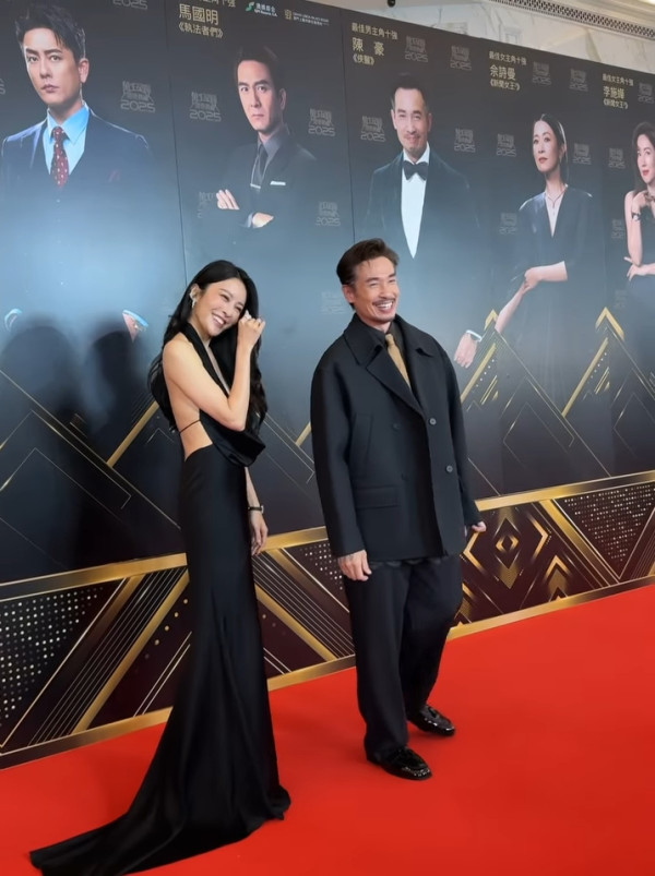 萬千星輝2025丨張曦雯真空性感公開側面相一覽無遺 史上最危險戰衣僅靠一條線固定