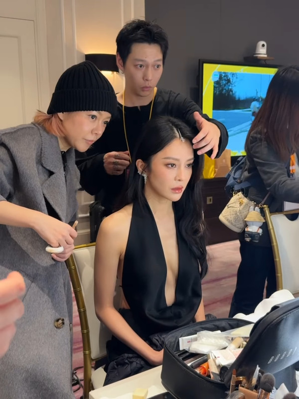 萬千星輝2025丨張曦雯真空性感公開側面相一覽無遺 史上最危險戰衣僅靠一條線固定