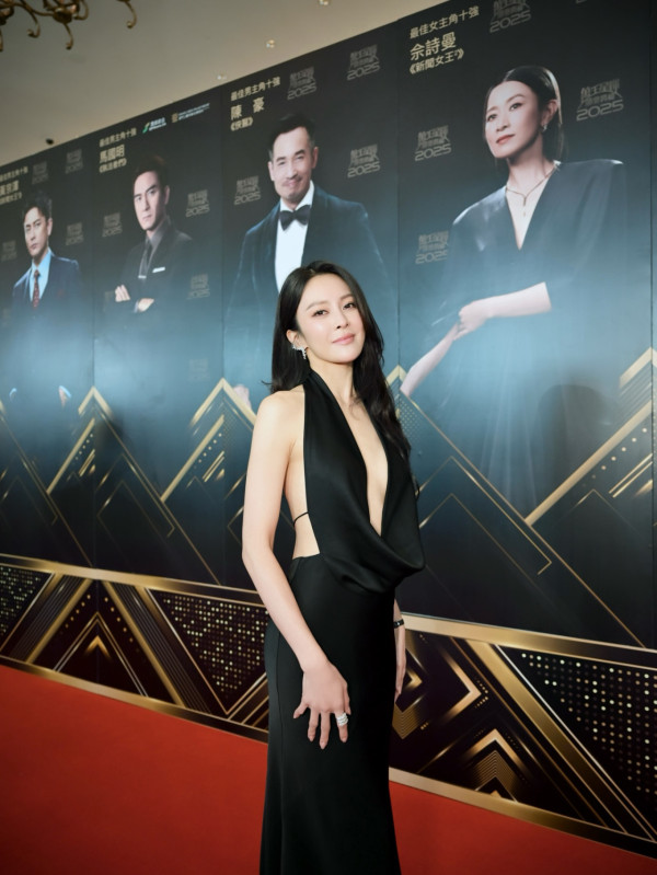 萬千星輝2025丨張曦雯真空性感公開側面相一覽無遺 史上最危險戰衣僅靠一條線固定