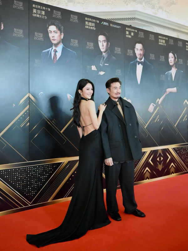 萬千星輝2025丨張曦雯真空性感公開側面相一覽無遺 史上最危險戰衣僅靠一條線固定