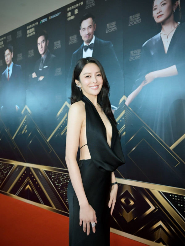 萬千星輝2025丨張曦雯真空性感公開側面相一覽無遺 史上最危險戰衣僅靠一條線固定