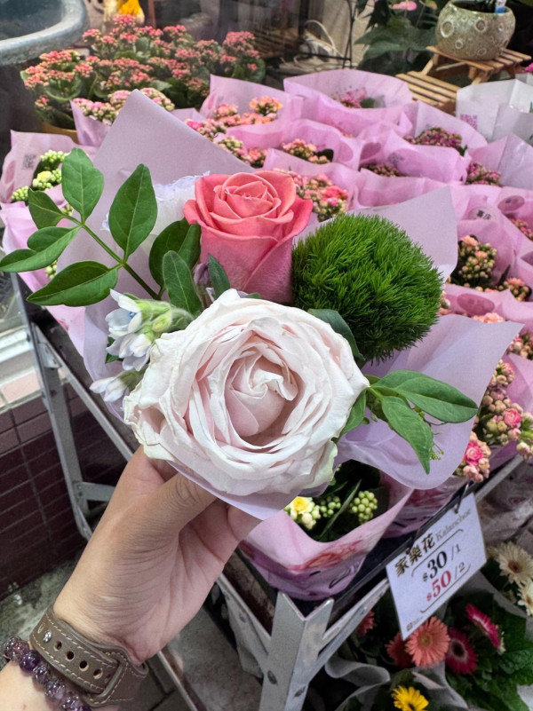 旺角花墟驚現「Bid花」熱潮！$1起標好玩過年宵？教你平價入手名貴盆栽